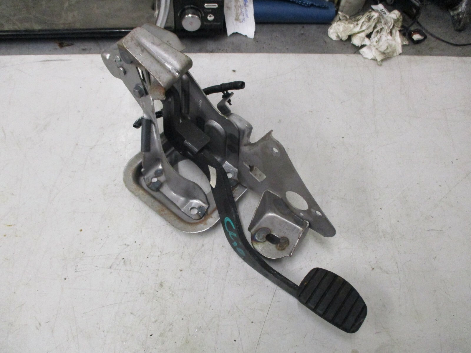 RENAULT CLIO MK4 2013 FOOT BRAKE PEDAL ASSEMBLY WITH MOUNT BRACKET