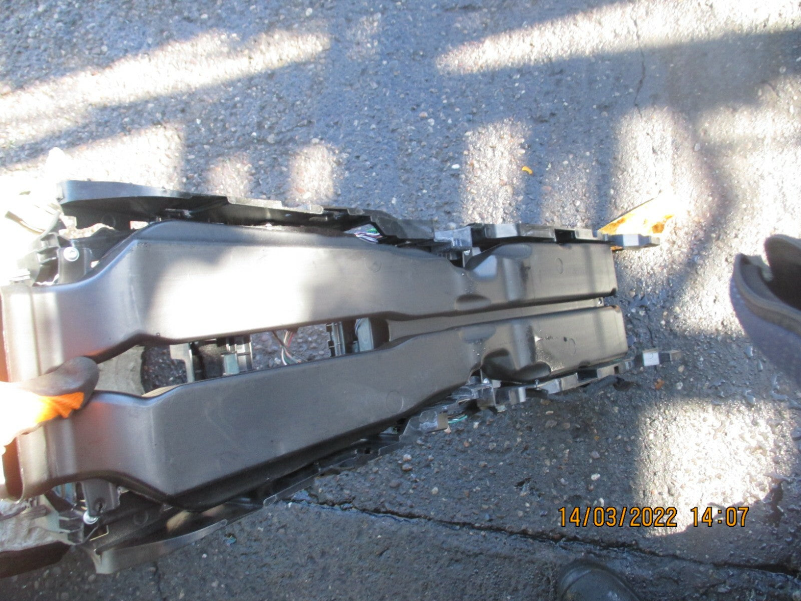 JAGUAR XE 2019 BARE CENTRE CONSOLE AND LEATHER ARM REST ASSEMBLY