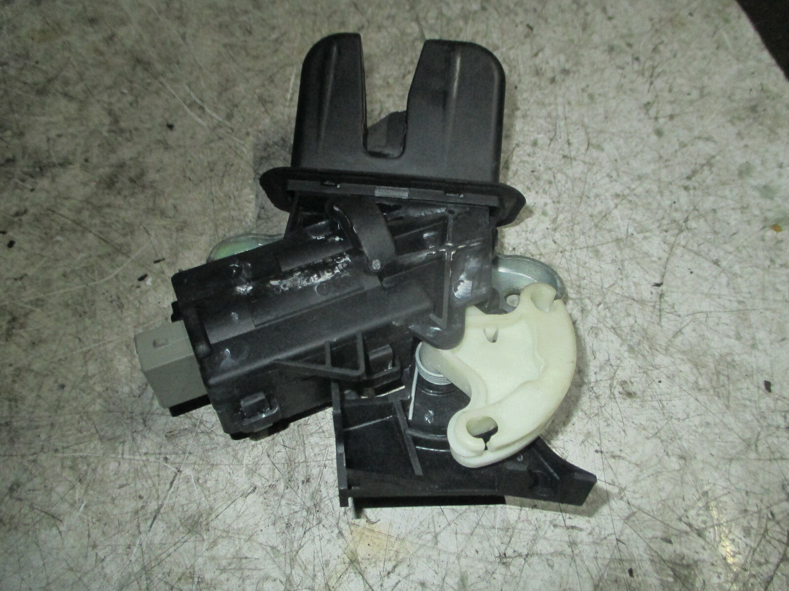 VW VOLKSWAGEN PASSAT 2007 SALOON REAR BOOTLID TAILGATE LOCK MECHANISM
