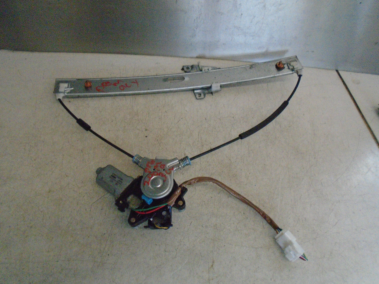 MAZDA PREMACY 2003 OS DRIVER SIDE FRONT WINDOW MOTOR REGULATOR 8620400014