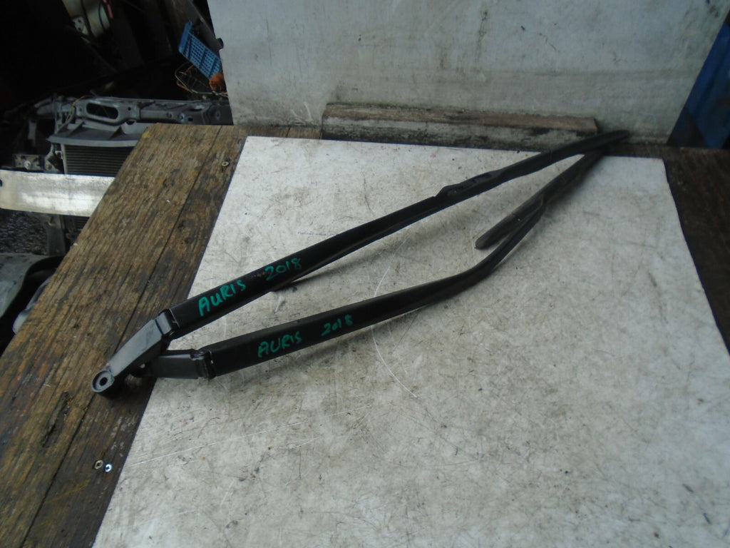 TOYOTA AURIS 2016 MK2 PAIR FRON WINDSCREEN WIPER ARMS