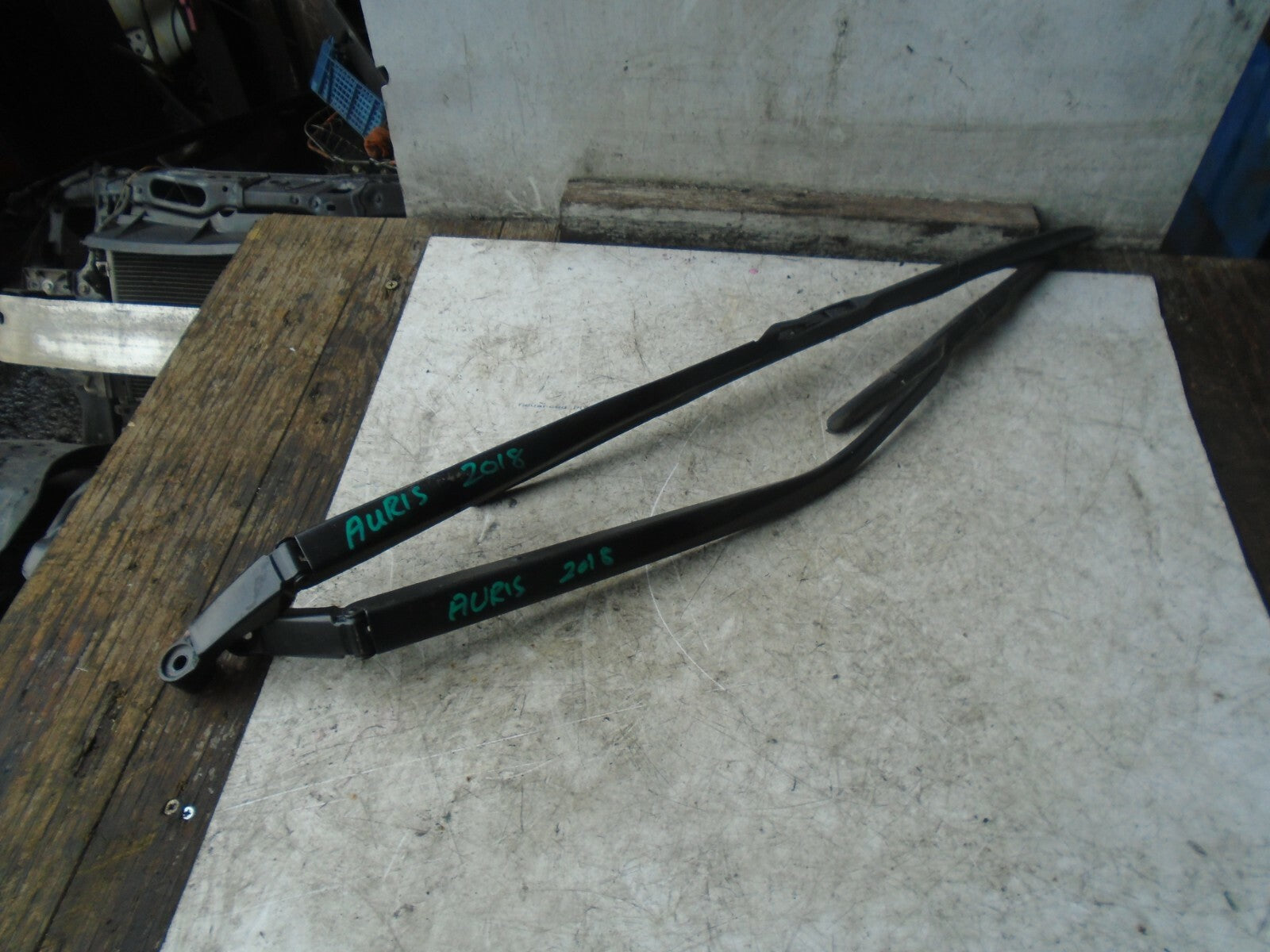 TOYOTA AURIS 2016 MK2 PAIR FRON WINDSCREEN WIPER ARMS