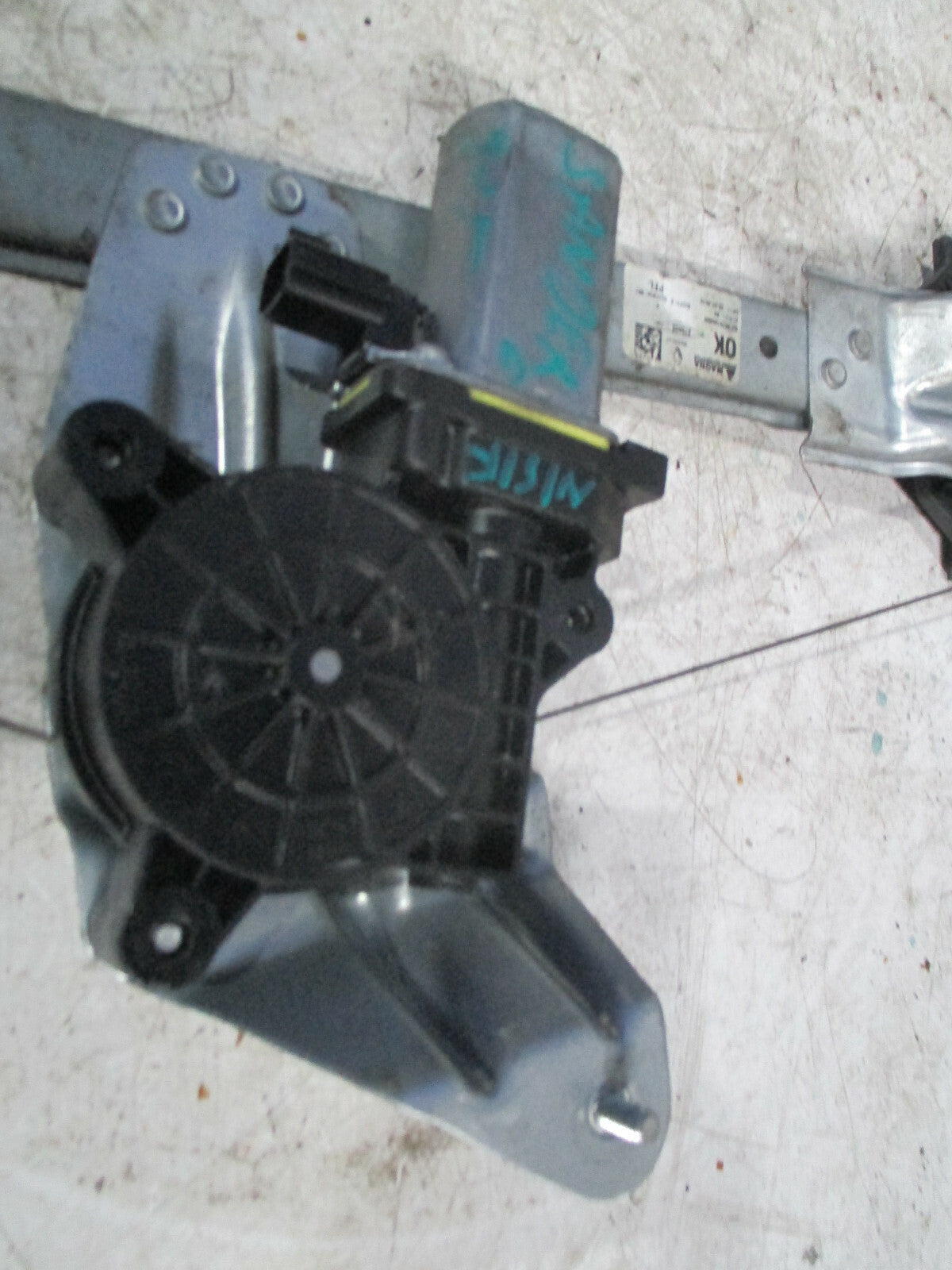 DACIA SANDERO 2015 MK2 NSF PASSENGER SIDE FRONT WINDOW REGULATOR MOTOR