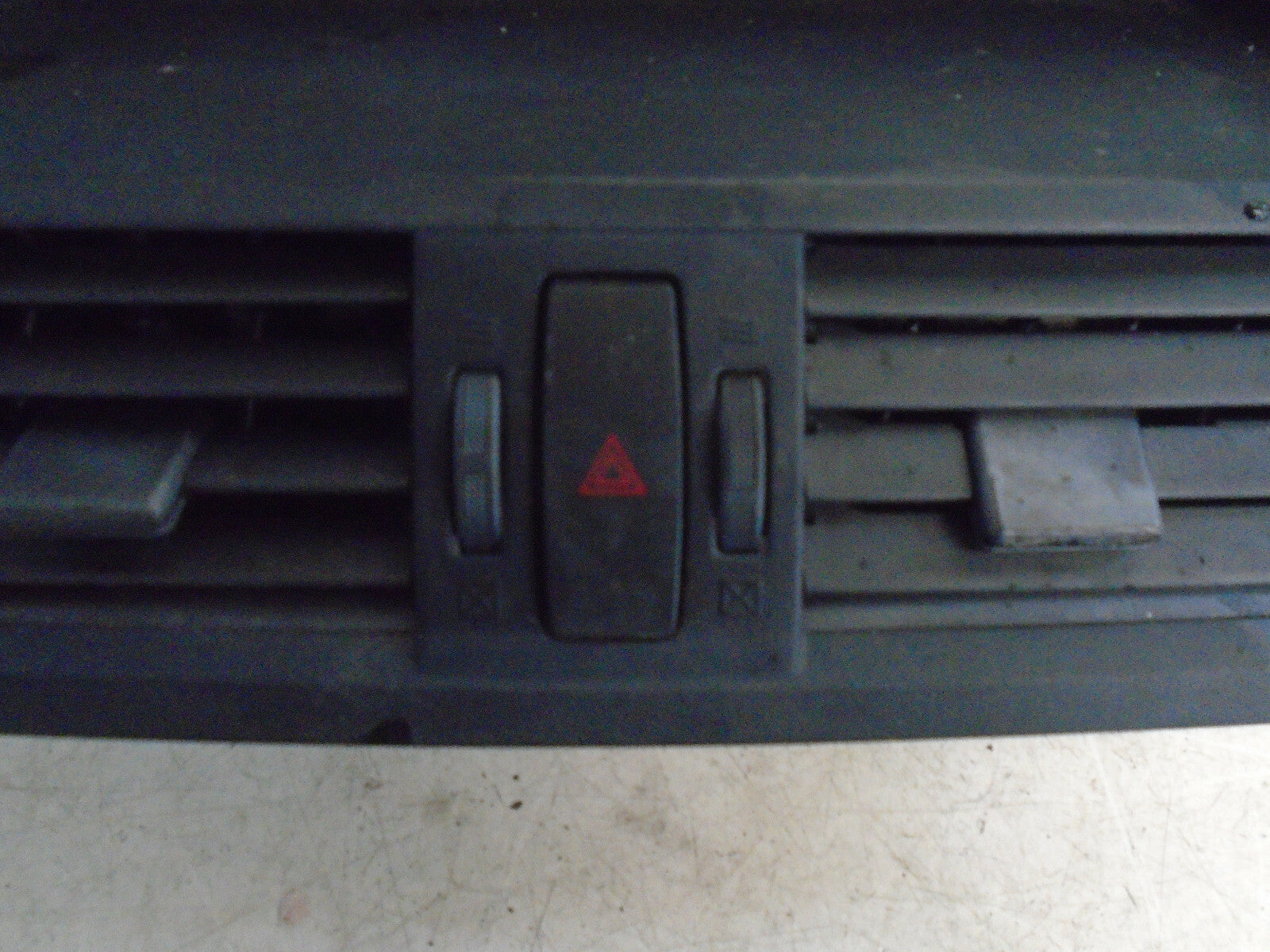 MAZDA 6 2009 MK2 CENTRE DISPLAY SCREEN WITH AIR VENTS & HAZARD SWITCH