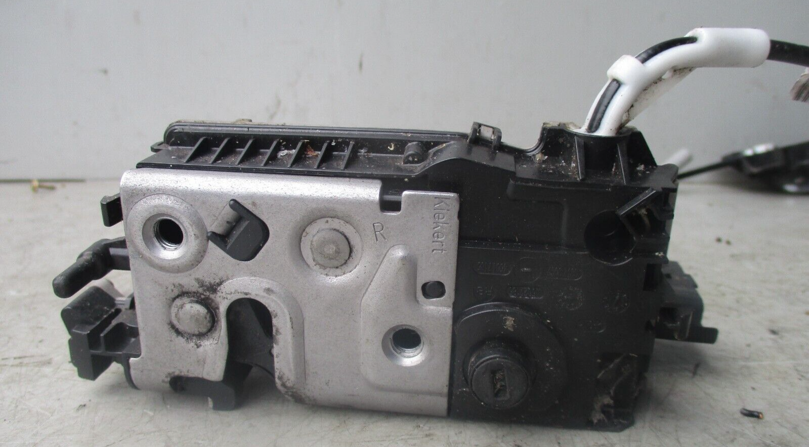 2013 PEUGEOT 208 OSR DRIVER SIDE REAR DOOR LOCK CATCH WITH HANDLE 9812501380