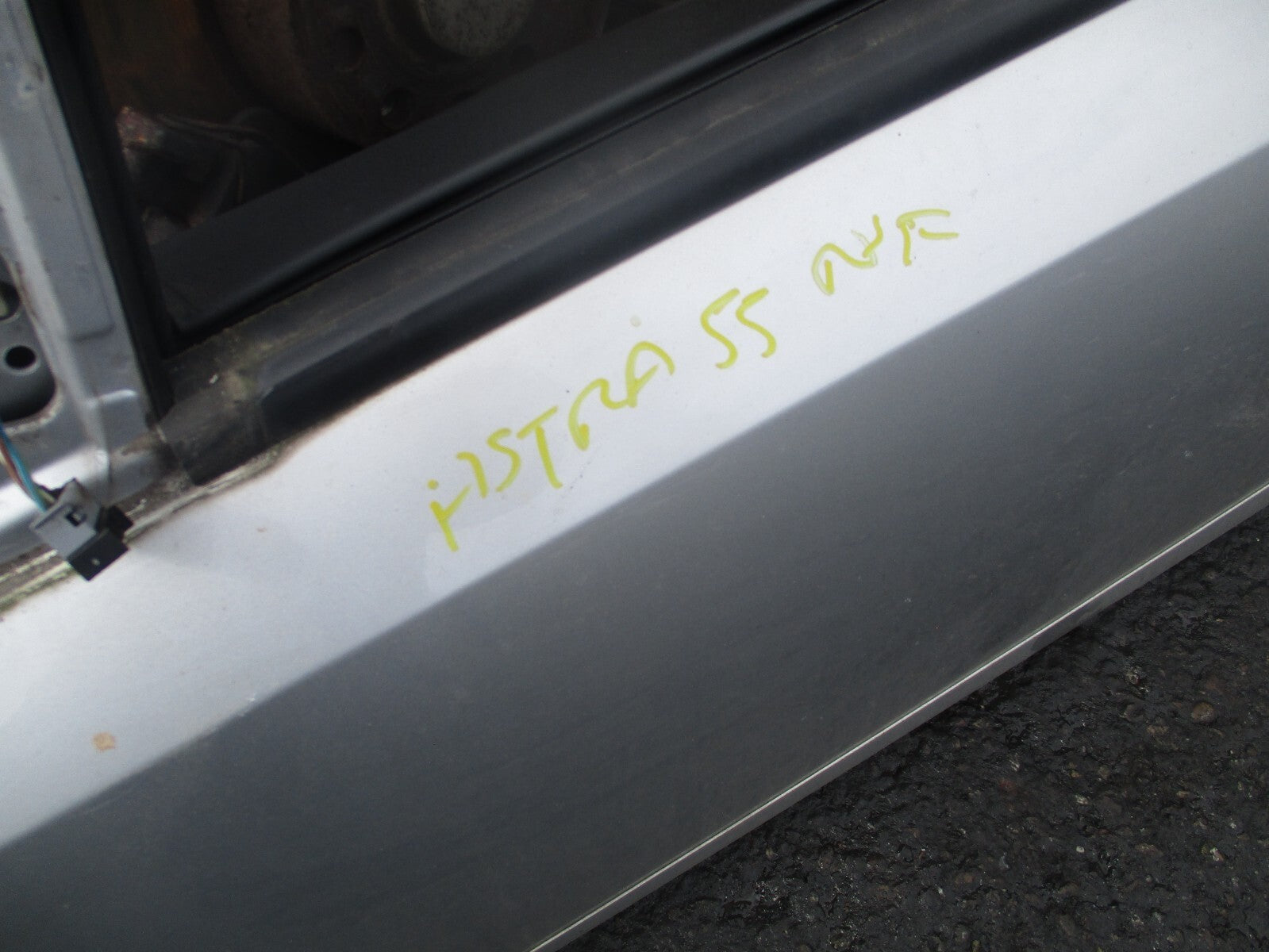 2005 VAUXHALL ASTRA H 3 DOOR NSF PASSENGER SIDE FRONT COMPLETE DOOR SILVER Z157