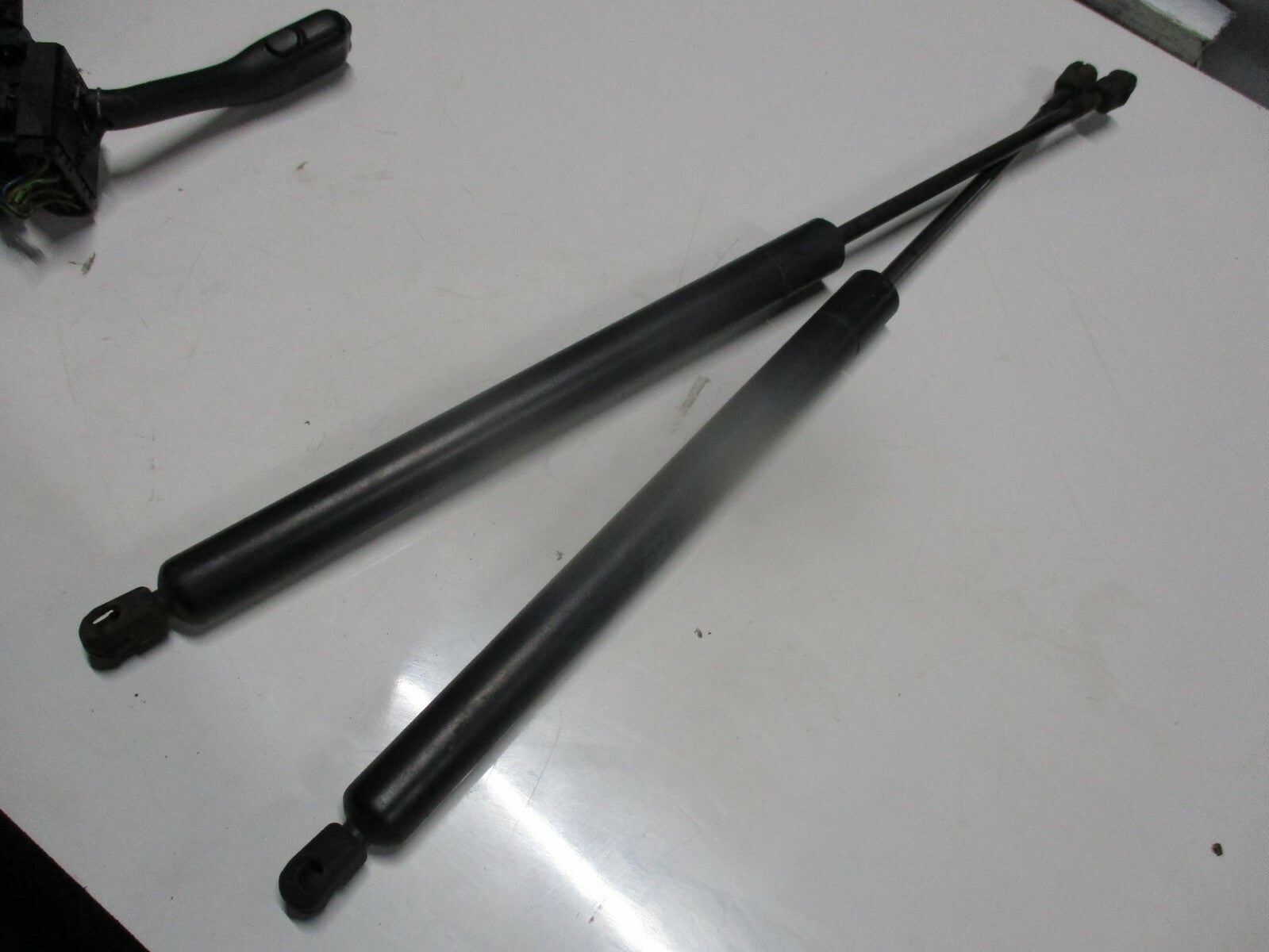 FORD GALAXY 2000 PAIR 2 X REAR BOOT TAILGATE GAS STRUT LIFTERS ROD 7M0827550G