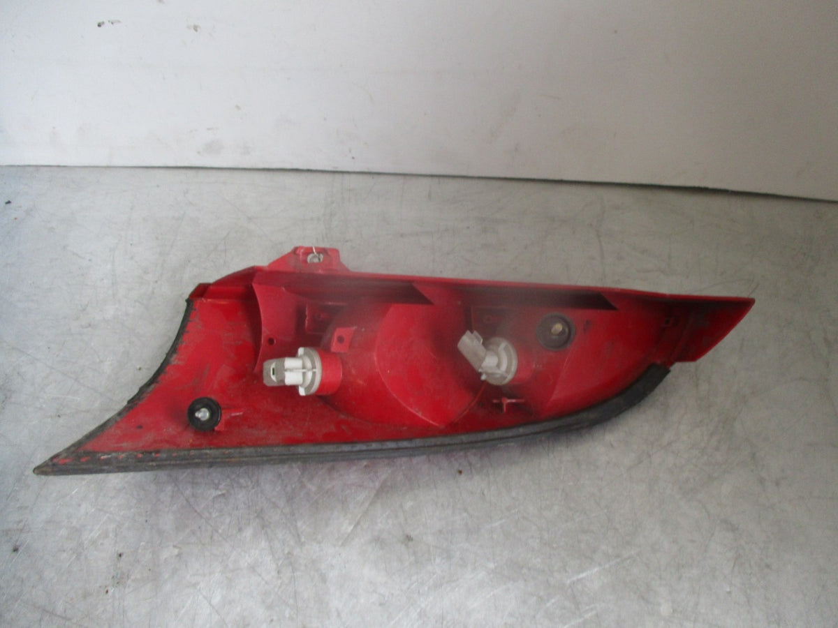 98-04 FORD FOCUS MK1 HATCHBACK OSR DRIVER SIDE REAR BRAKE TAIL LIGHT 1M5113404A
