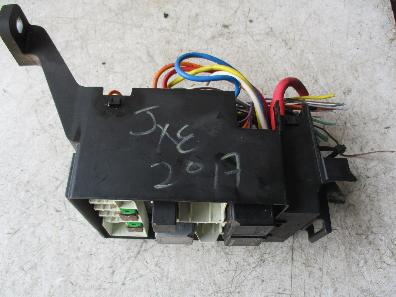 JAGUAR XE 2017 2.0 DIESEL FUSE BOX 1643221B