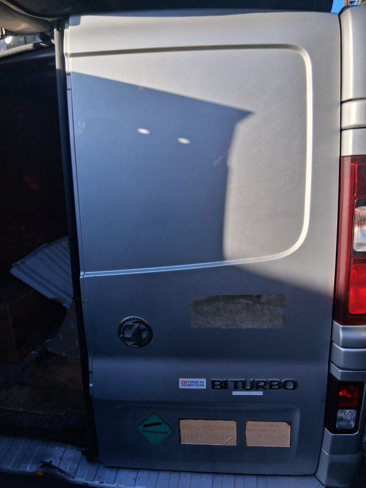 2017 VAUXHALL VIVARO MK2 OSR DRIVER SIDE REAR RIGHT COMPLETE DOOR SILVER L193