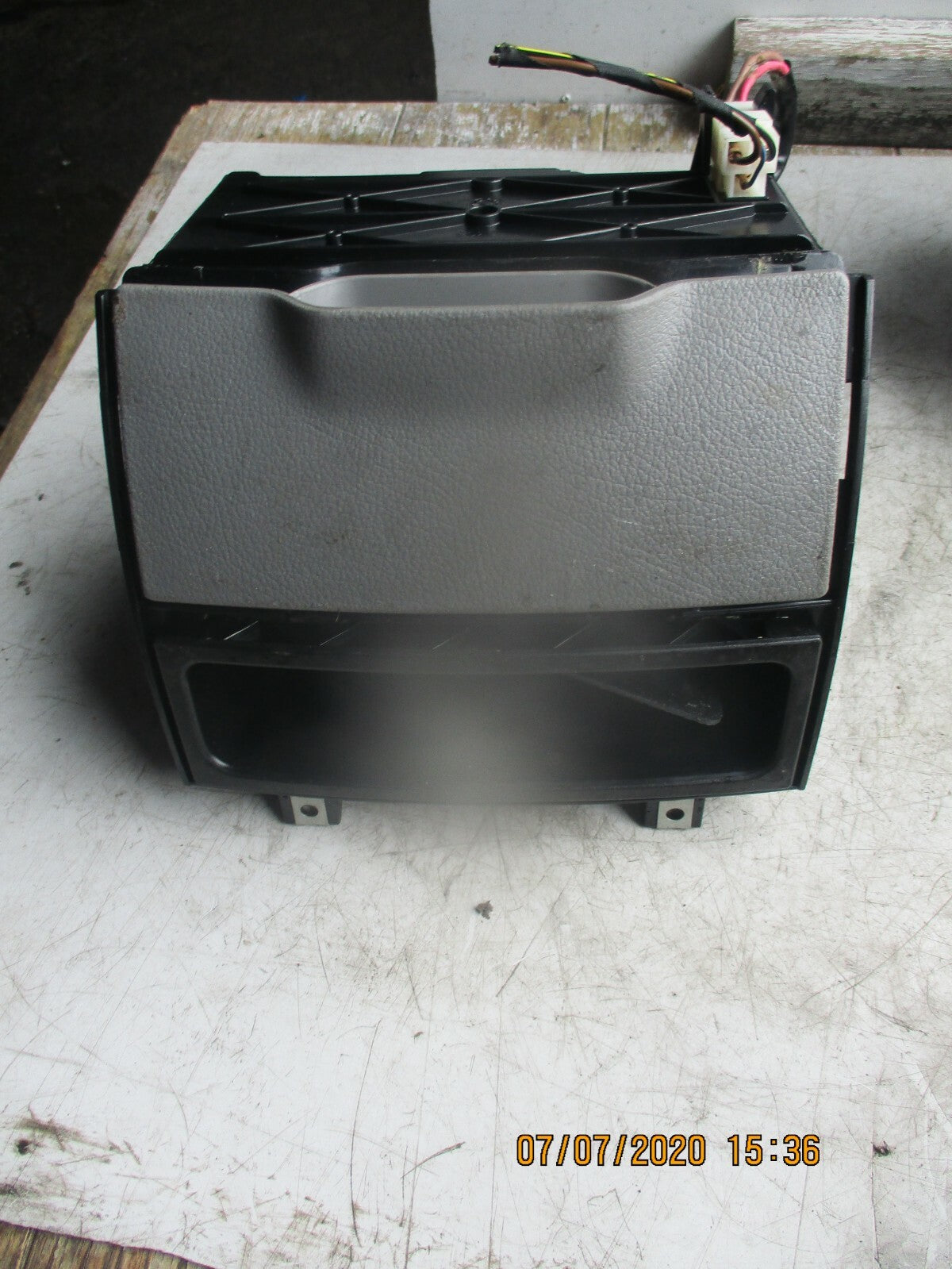 VW VOLKSWAGEN 2015 CRAFTER MK1 CENTRE CONSOLE CUP HOLDER A906 689 00 47