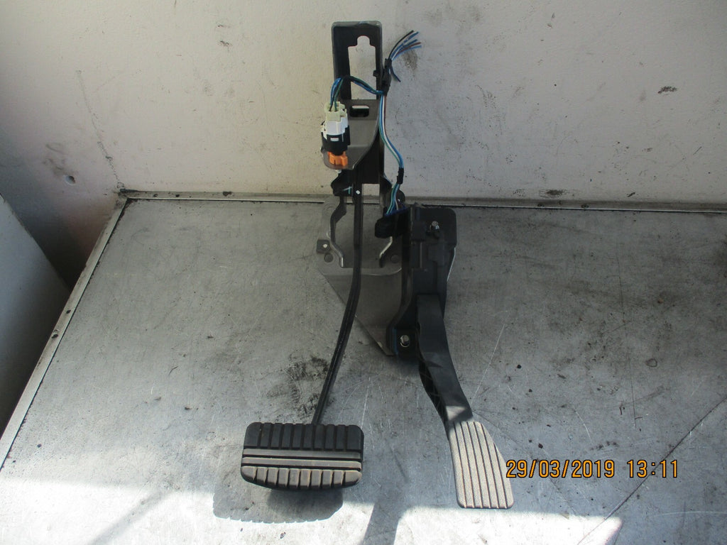 MITSUBISHI MIRAGE 2013 ACCELERATOR THROTTLE & BRAKE PEDAL SET