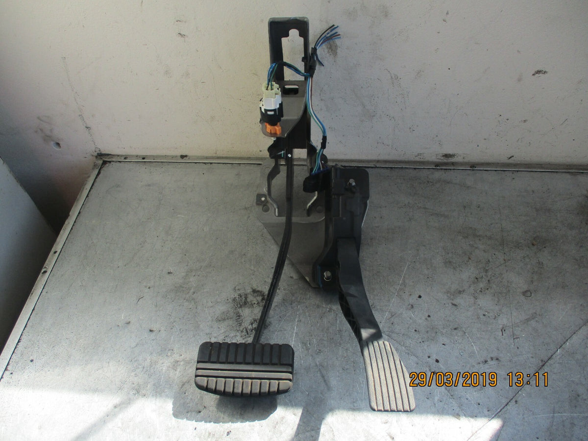 MITSUBISHI MIRAGE 2013 ACCELERATOR THROTTLE & BRAKE PEDAL SET