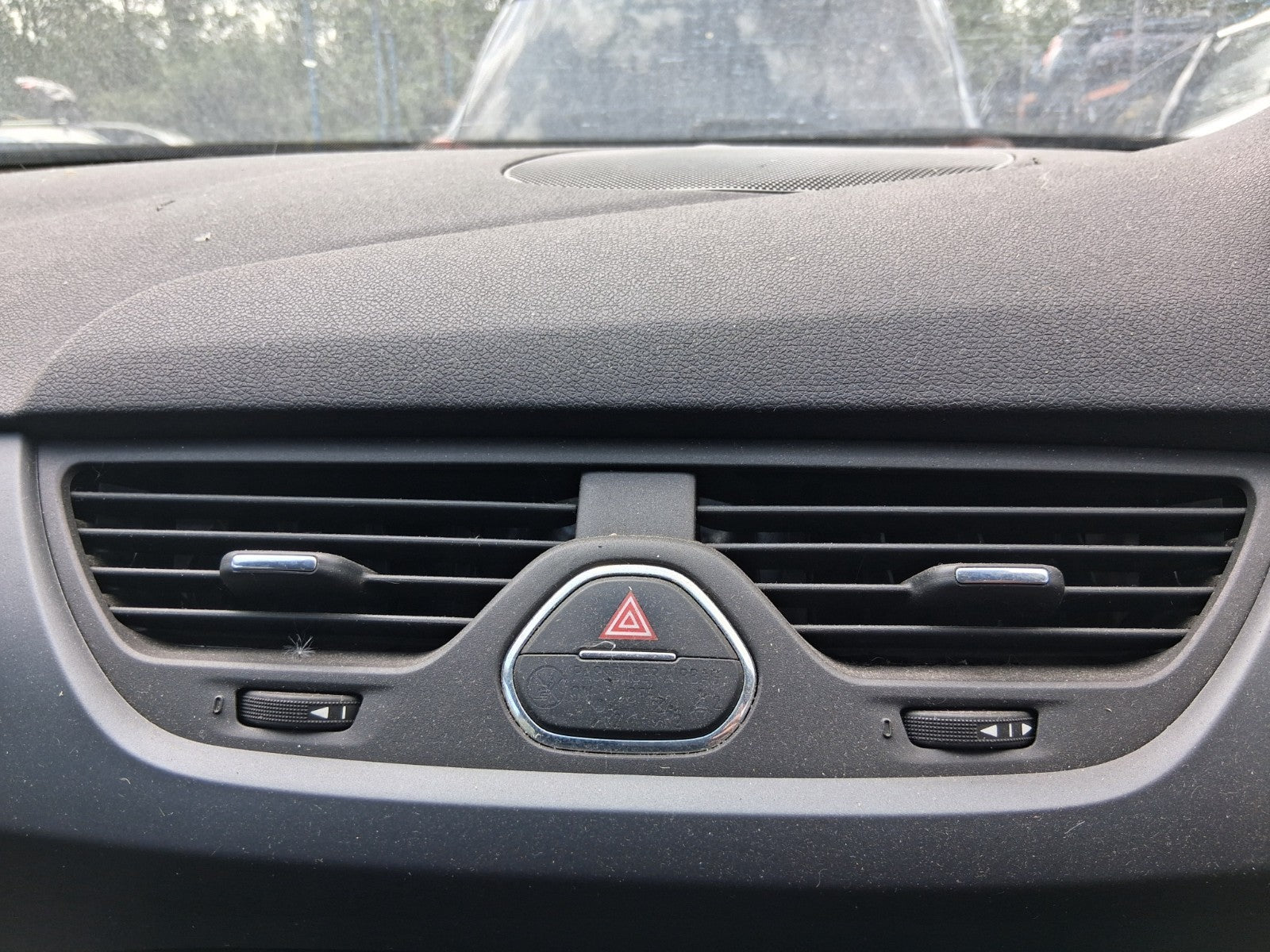 2017 VAUXHALL CORSA E 3 DOOR FRONT DASHBOARD CENTRE AIR VENT WITH HAZARD SWITCH