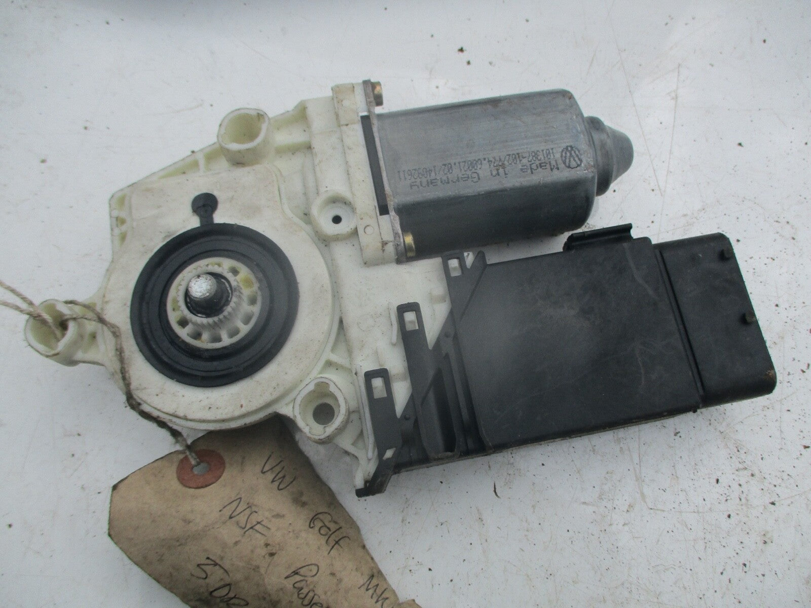 VW VOLKSWAGEN GOLF MK4 BORA NSF PASSENGER SIDE FRONT WINDOW MOTOR 1C2 959 801 A