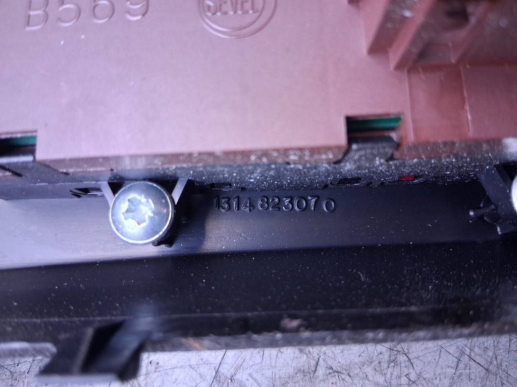 2021 PEUGEOT BOXER MK3 HAZARD SWITCH POWER SOCKET TRIM PANEL 7355861650