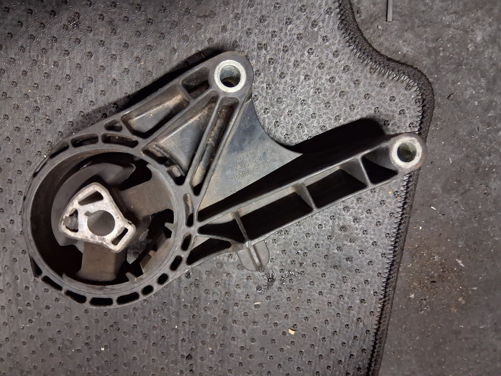 2018 VAUXHALL ZAFIRA C GEARBOX MOUNT BRACKET 2300102