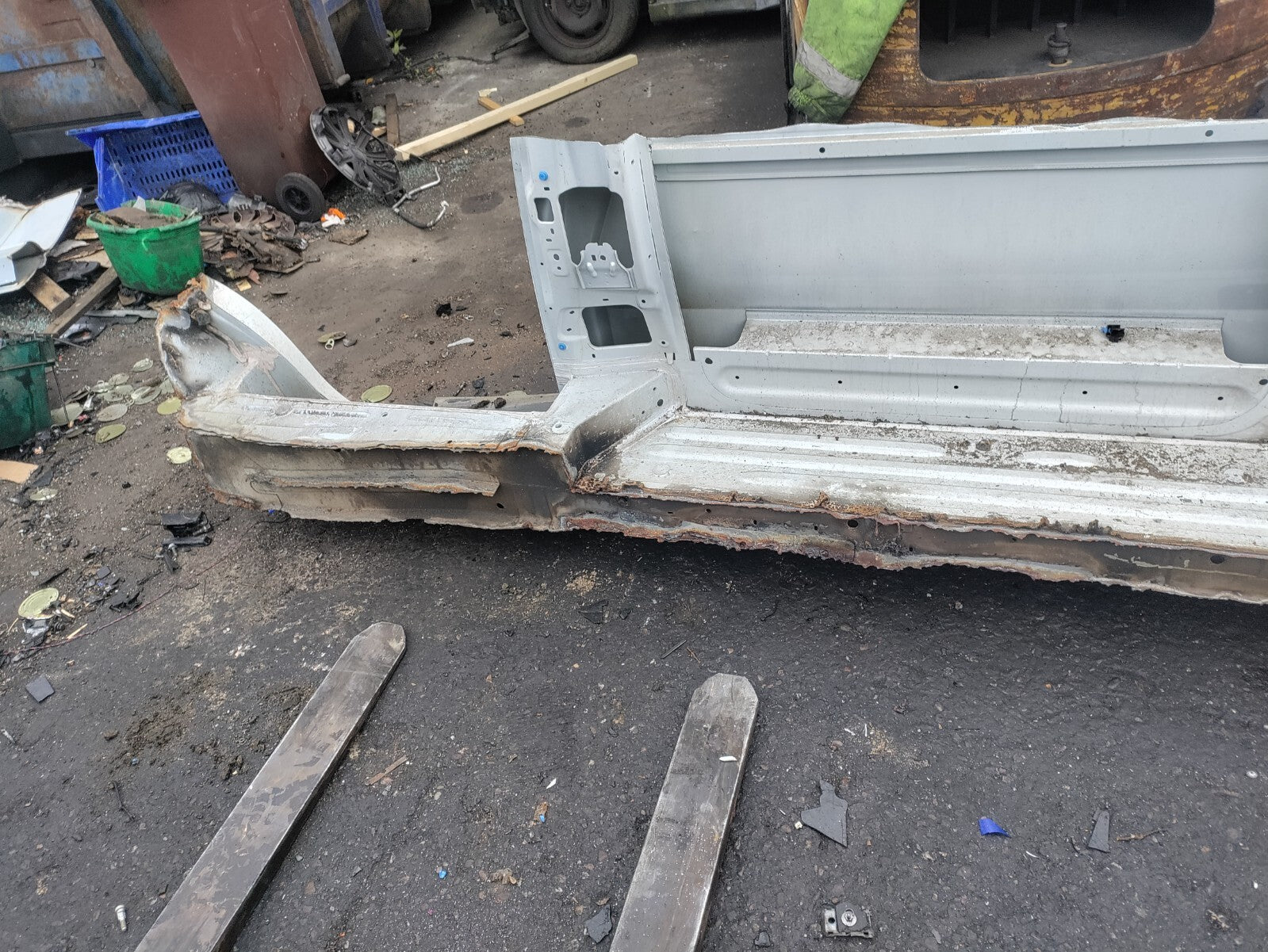 VAUXHALL VIVARO B MK2 TRAFIC 2015 OSR DRIVER SIDE REAR SILL QUARTER PANEL WHITE