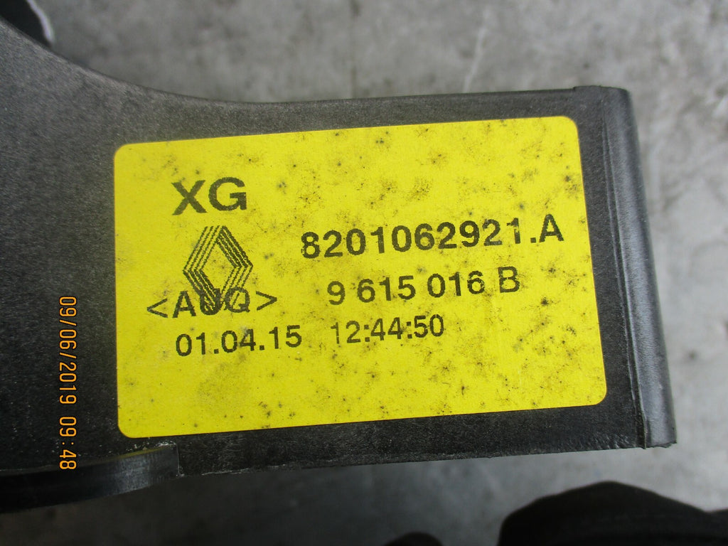 RENAULT MEGANE MK3 GEAR STICK SURROUND TRIM & KNOB 6 SPEED 8201062921A