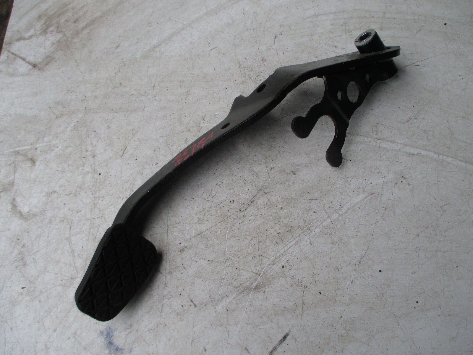 FORD FIESTA MK7 2017 FOOT BRAKE PEDAL ARM UNIT ONLY WITH RUBBER PAD
