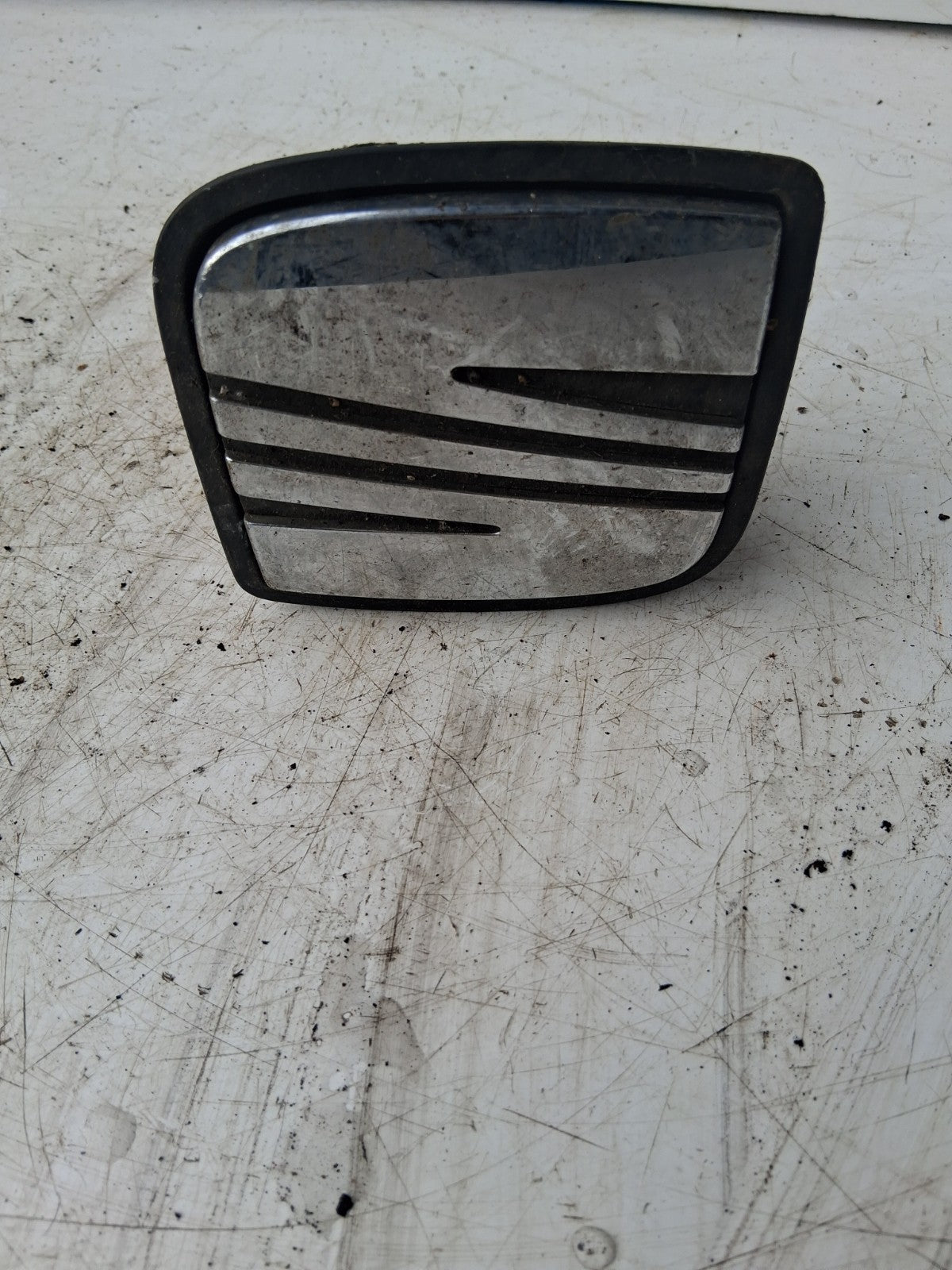 SEAT IBIZA MK4 2015 BOOTLID HANDLE WITH SEAT BADGE 6L6827565B