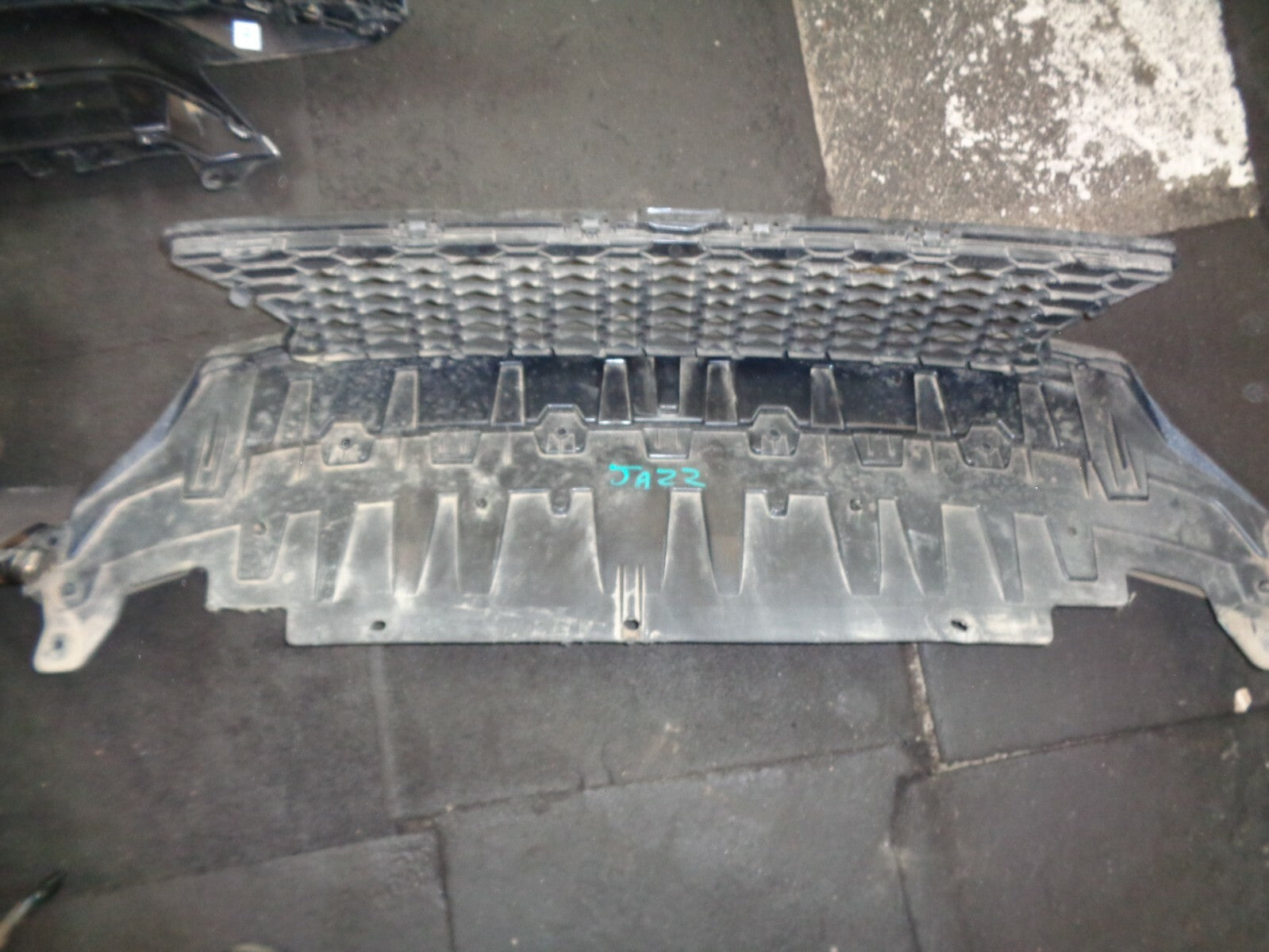 HONDA JAZZ MK4 LOWER GRILL AND UNDERTRAY AIR GUIDE 71115TARG5