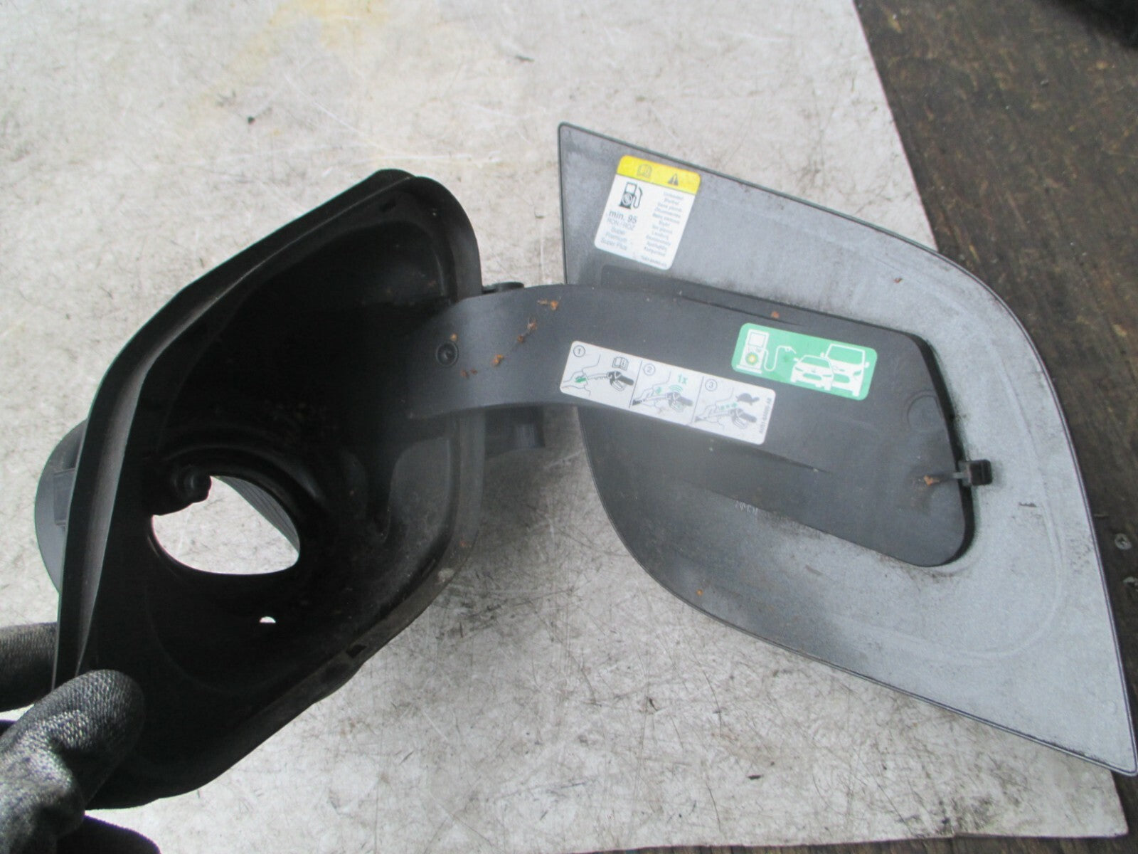 FORD FOCUS 2017 MK3 FUEL FILLER FLAP CAP IN BLACK BM51A27936