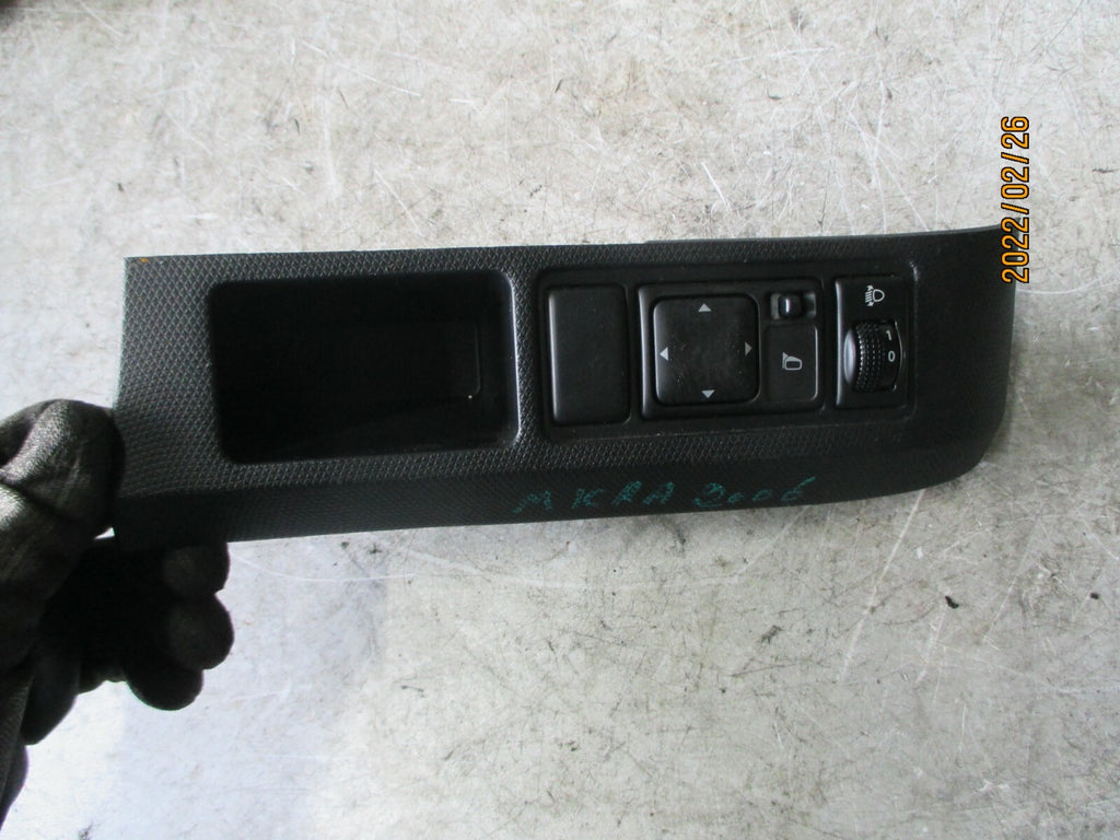 NISSAN MICRA 2006 MK3 HEADLIGHT SWITCH AND WING MIRROR CONTROL 68485AX600