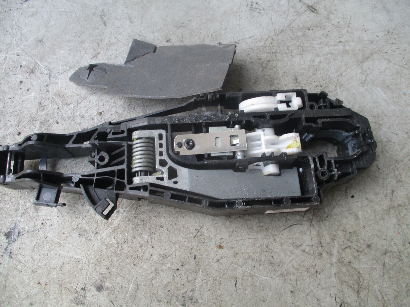 2013 PEUGEOT 5008 OSF FRONT DRIVER SIDE DOOR MOUNTING BRACKET FRAME 9820340980