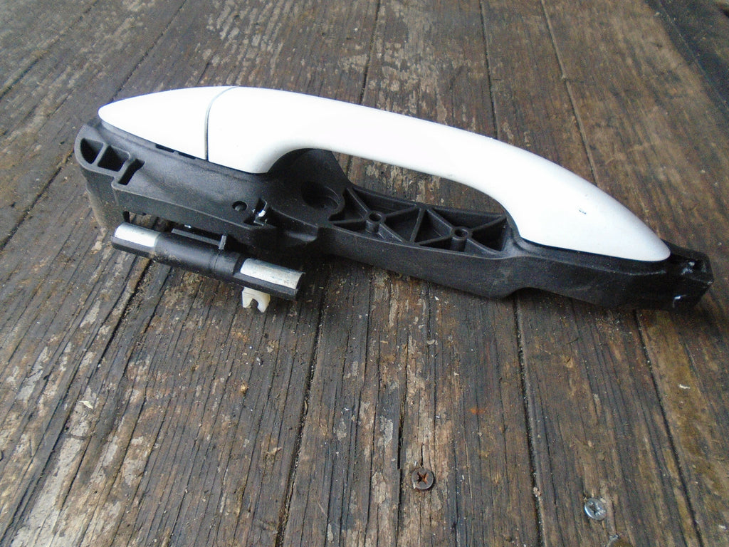 HYUNDAI I10 MK2 2015 OSF DRIVER SID EFRONT EXTERIOR DOOR HANDLE WHITE