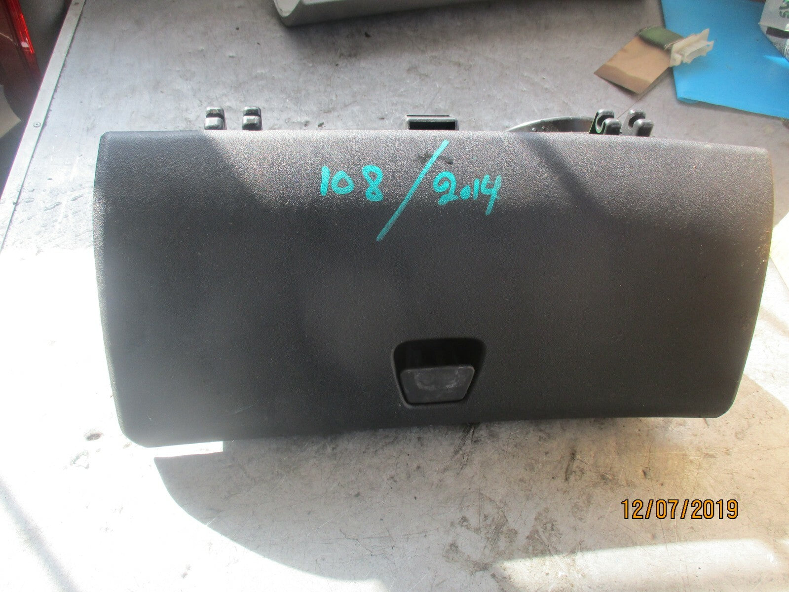 PEUGEOT 108 GLOVE BOX COMPARTMENT 555500H020