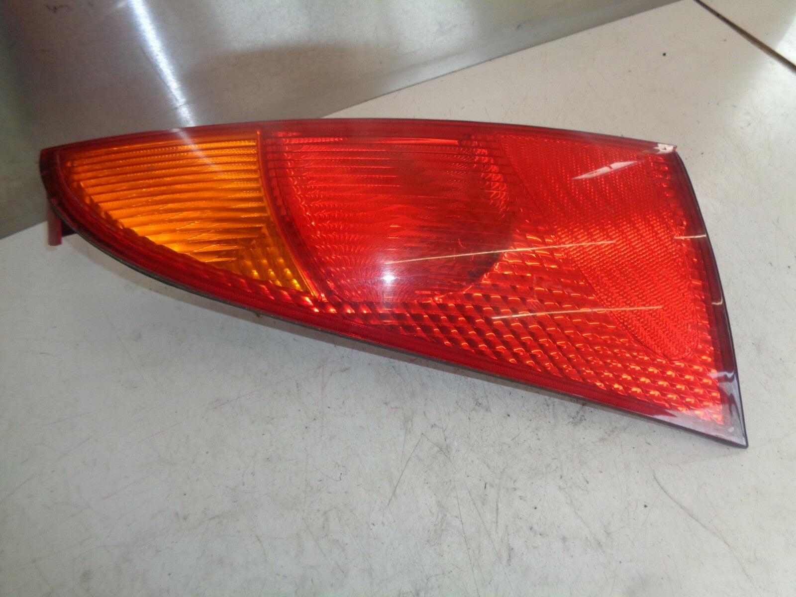 FORD FOCUS 2005 MK1 OSR DRIVER SIDE REAR TAIL LIGHT TAIL LAMP 1M5113404AC
