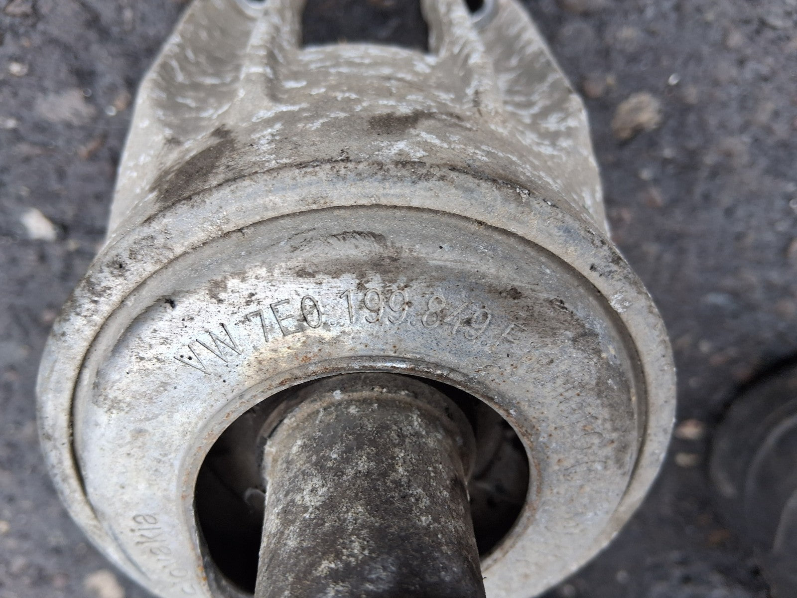 2018 VOLKSWAGEN TRANSPORTER T6 2.0 DIESEL REAR ENGINE MOUNT 7E0199849F
