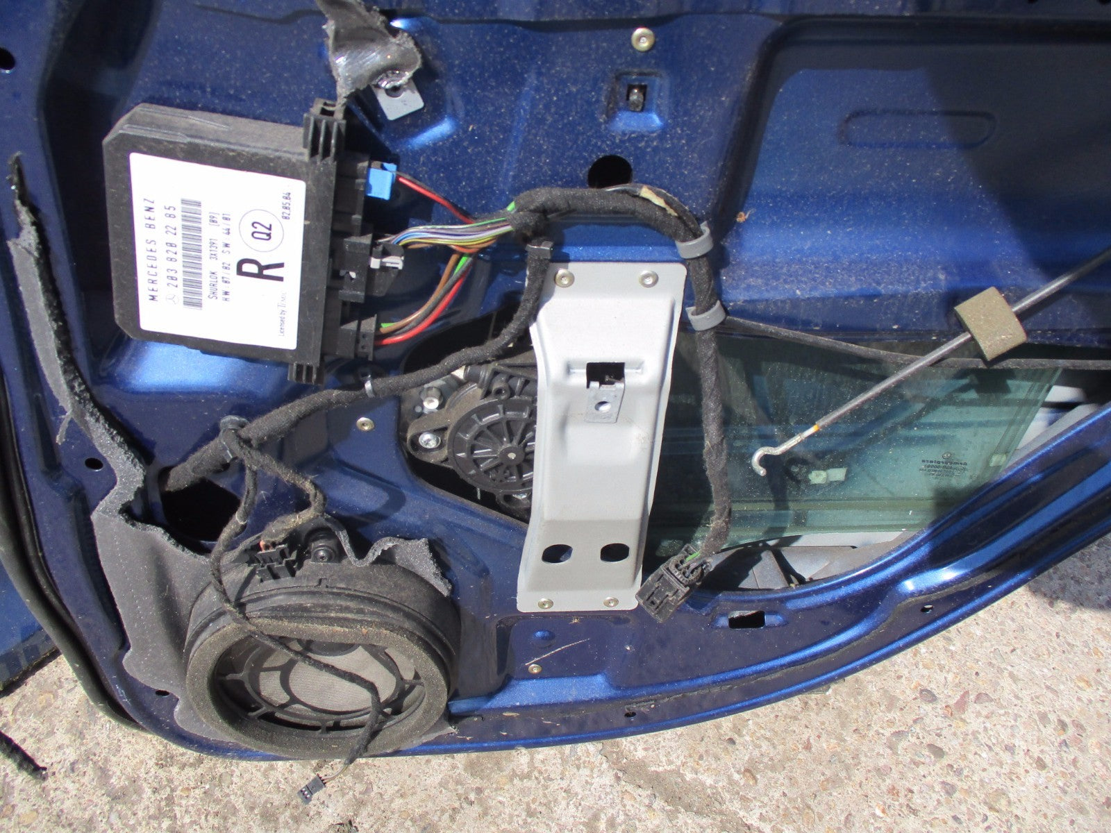MERCEDES C CLASS W203 2001 OSR DRIVER SIDE REAR DOOR GLASS REGULATOR BLUE