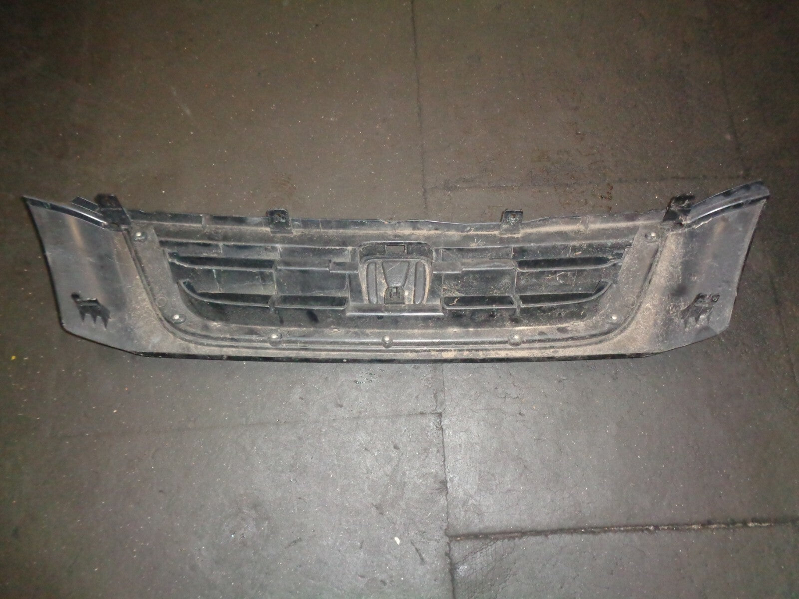 HONDA CRV CR-V 1999-2001 FRONT BUMPER CENTER GRILL WITH BADGE 751010000