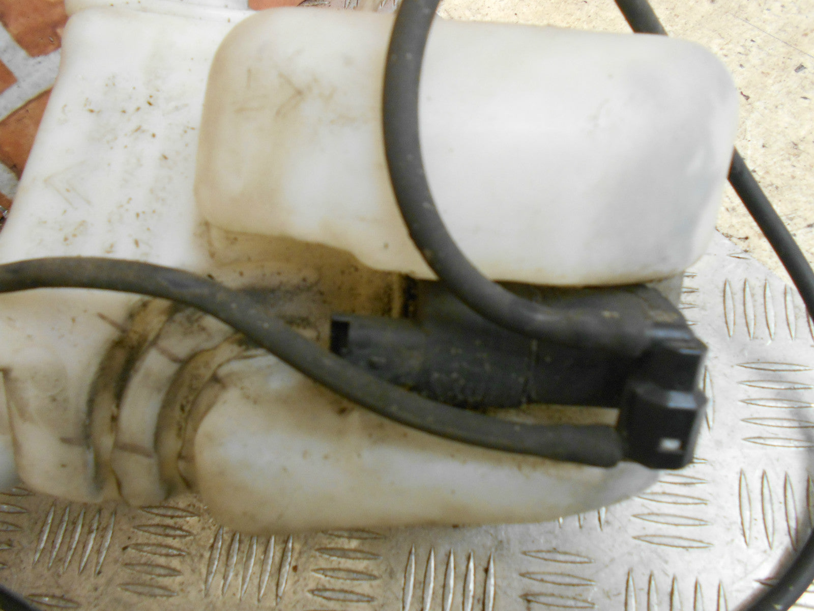 PEUGEOT 1007 2005 WINDSCREEN WASHER BOTTLE TANK & PUMP 9648337580