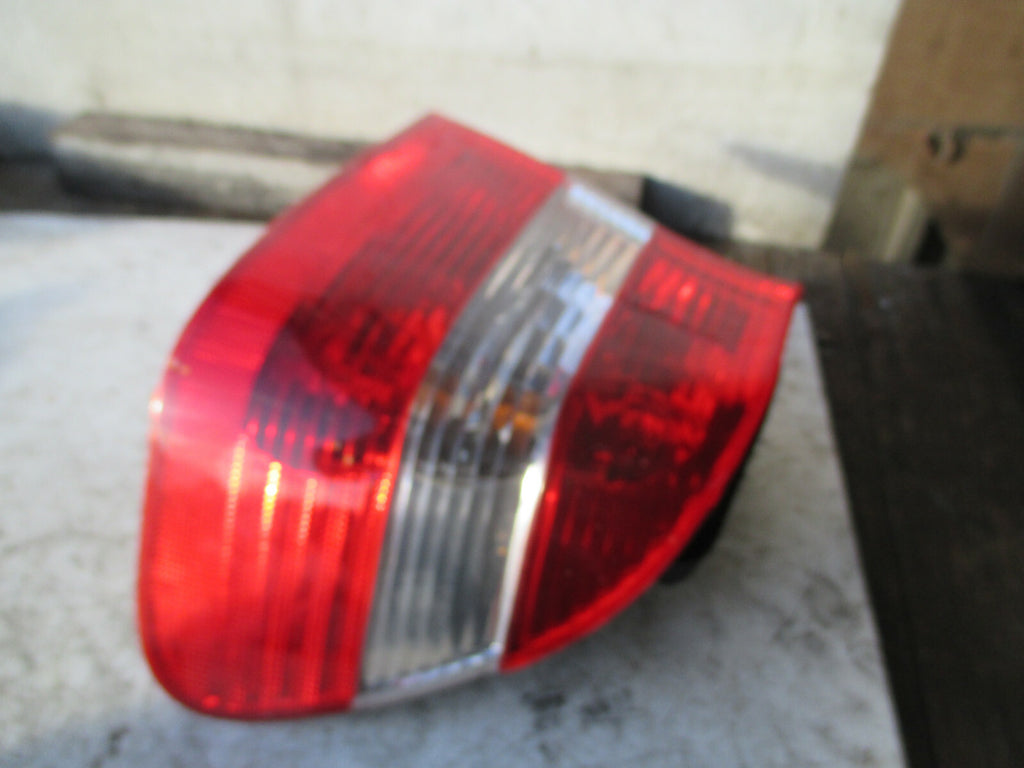 BMW 3 SERIES E46 OSR DRIVER SIDE REAR TAIL LIGHT 6946536
