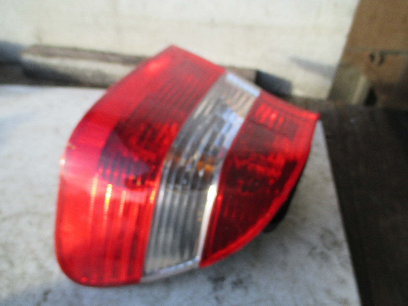 BMW 3 SERIES E46 OSR DRIVER SIDE REAR TAIL LIGHT 6946536