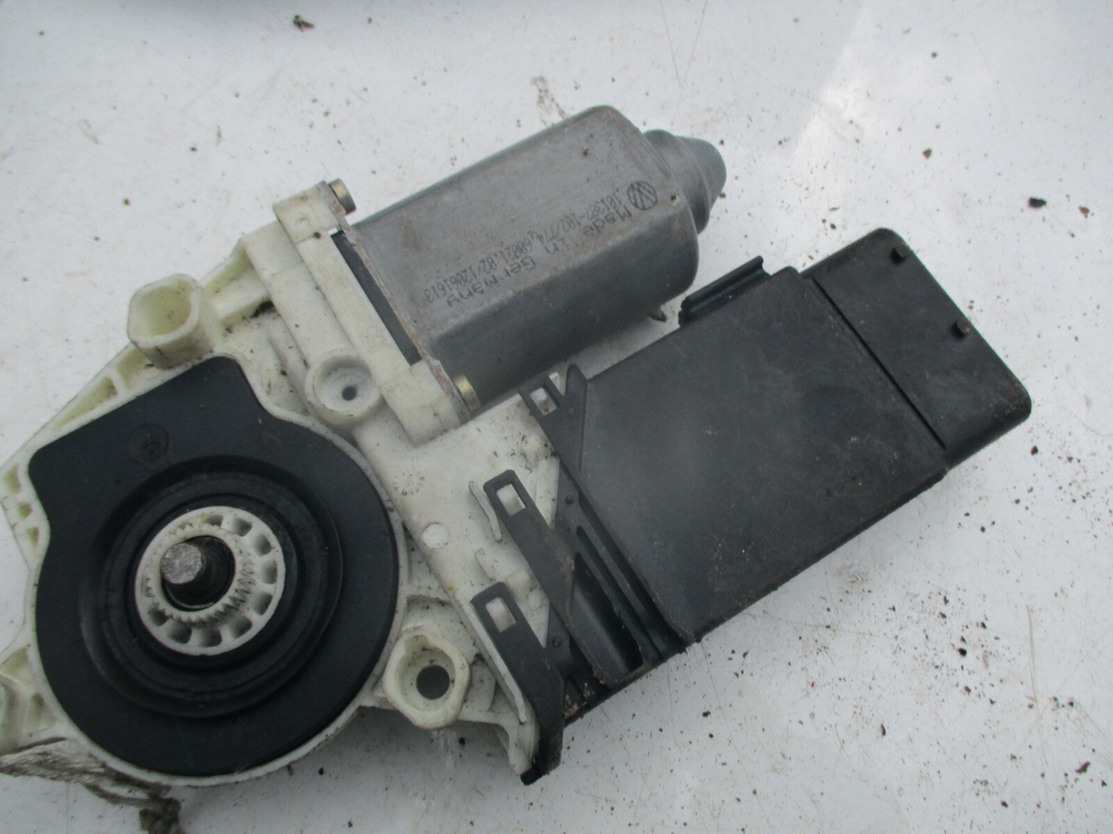 VW VOLKSWAGEN GOLF MK4 BORA NSF PASSENGER SIDE FRONT WINDOW MOTOR 105472 301