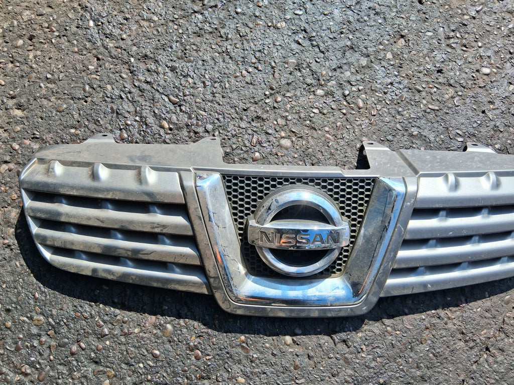2008 NISSAN QASHQAI J10 MK1 FRONT BUMPER CHROME GRILLE BADGE GRILLE 62310JD000