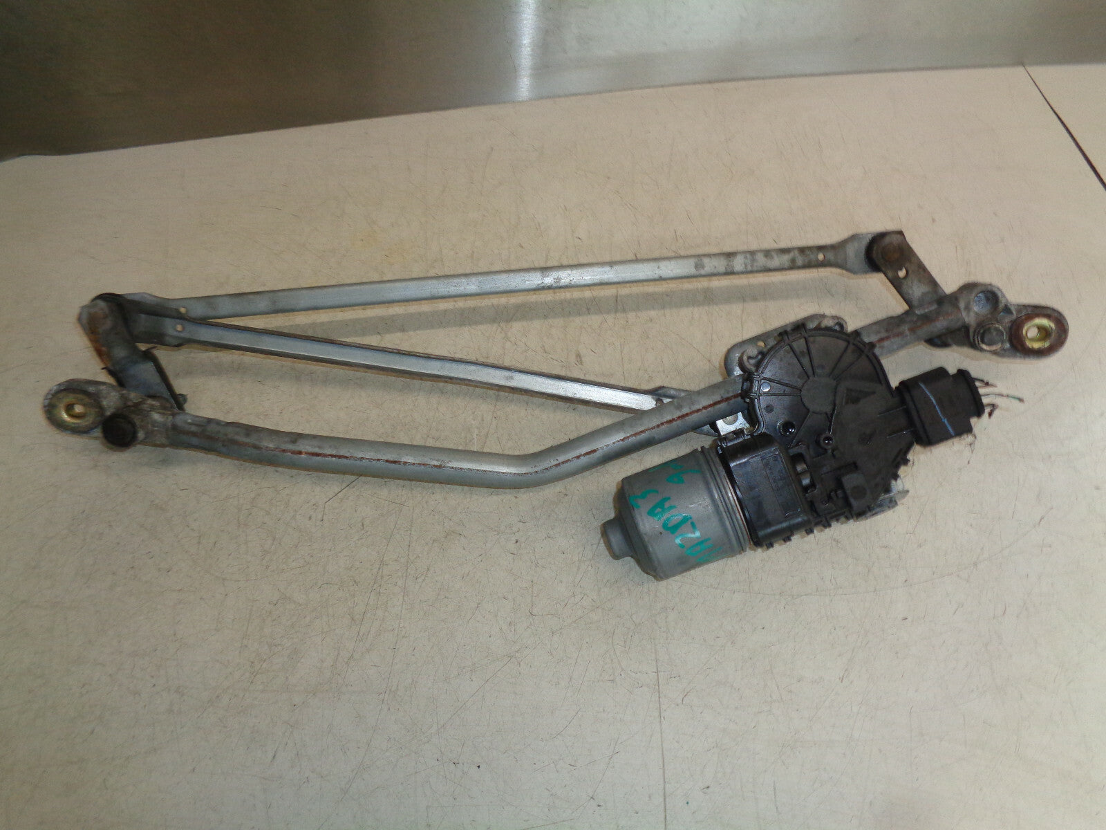 MAZDA 3 2006 FRONT WINDSCREEN WIPER MOTOR LINKAGE B32H6737X