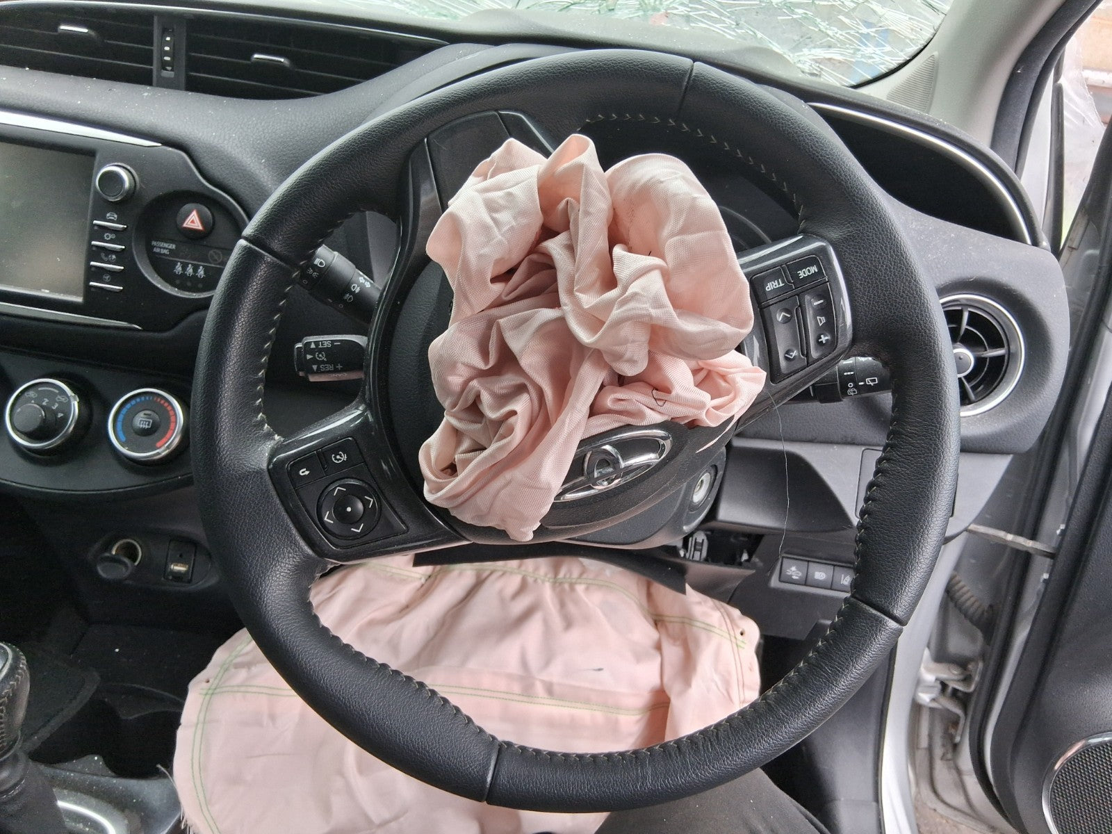 TOYOTA YARIS MK3 2019 3 SPOKE LEATHER MULTIFUNCTION STEERING WHEEL