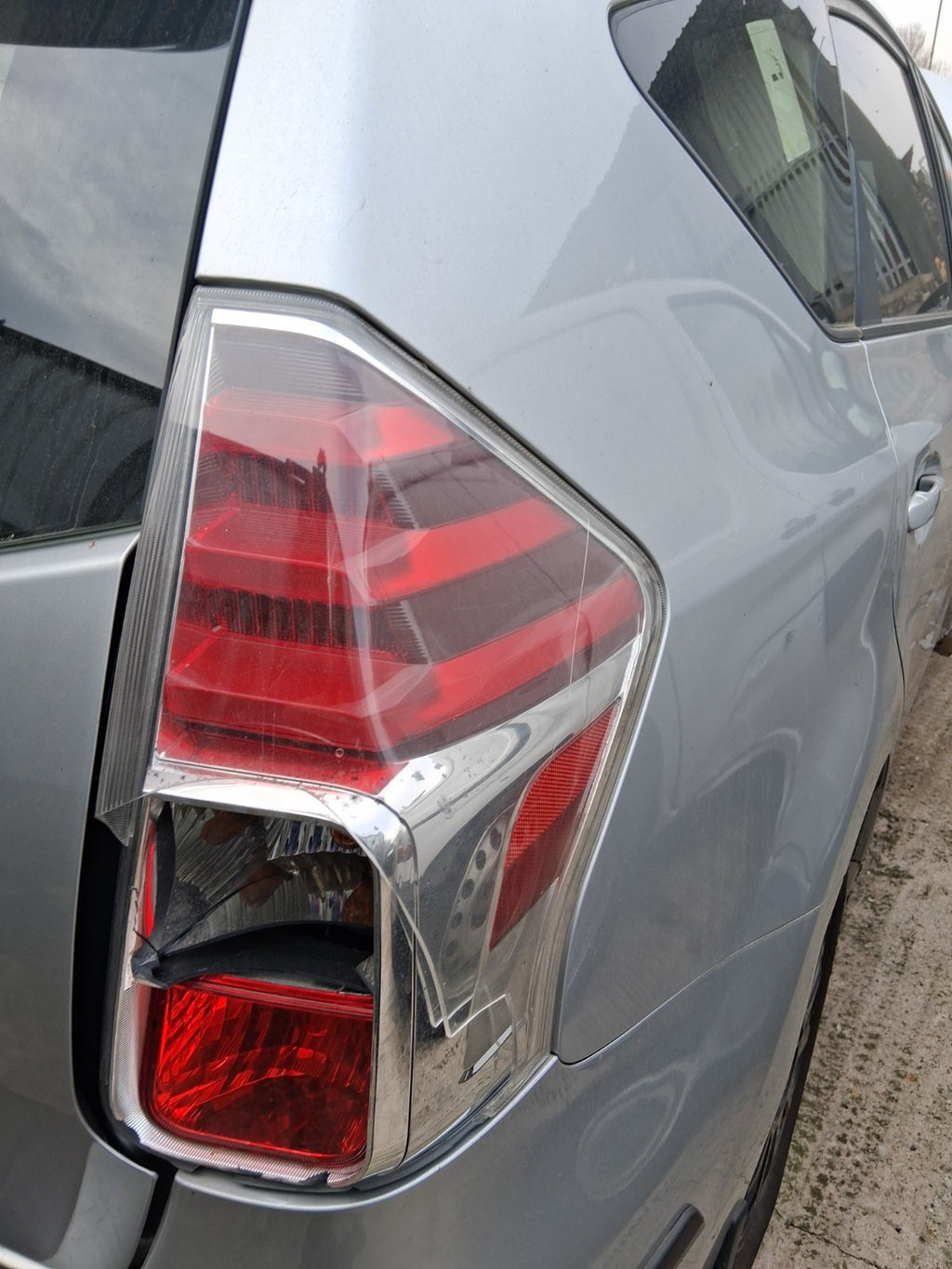 2018 TOYOTA PRIUS V PLUS XW40 OSR DRIVER SIDE REAR RIGHT TAIL LIGHT DAMAGED