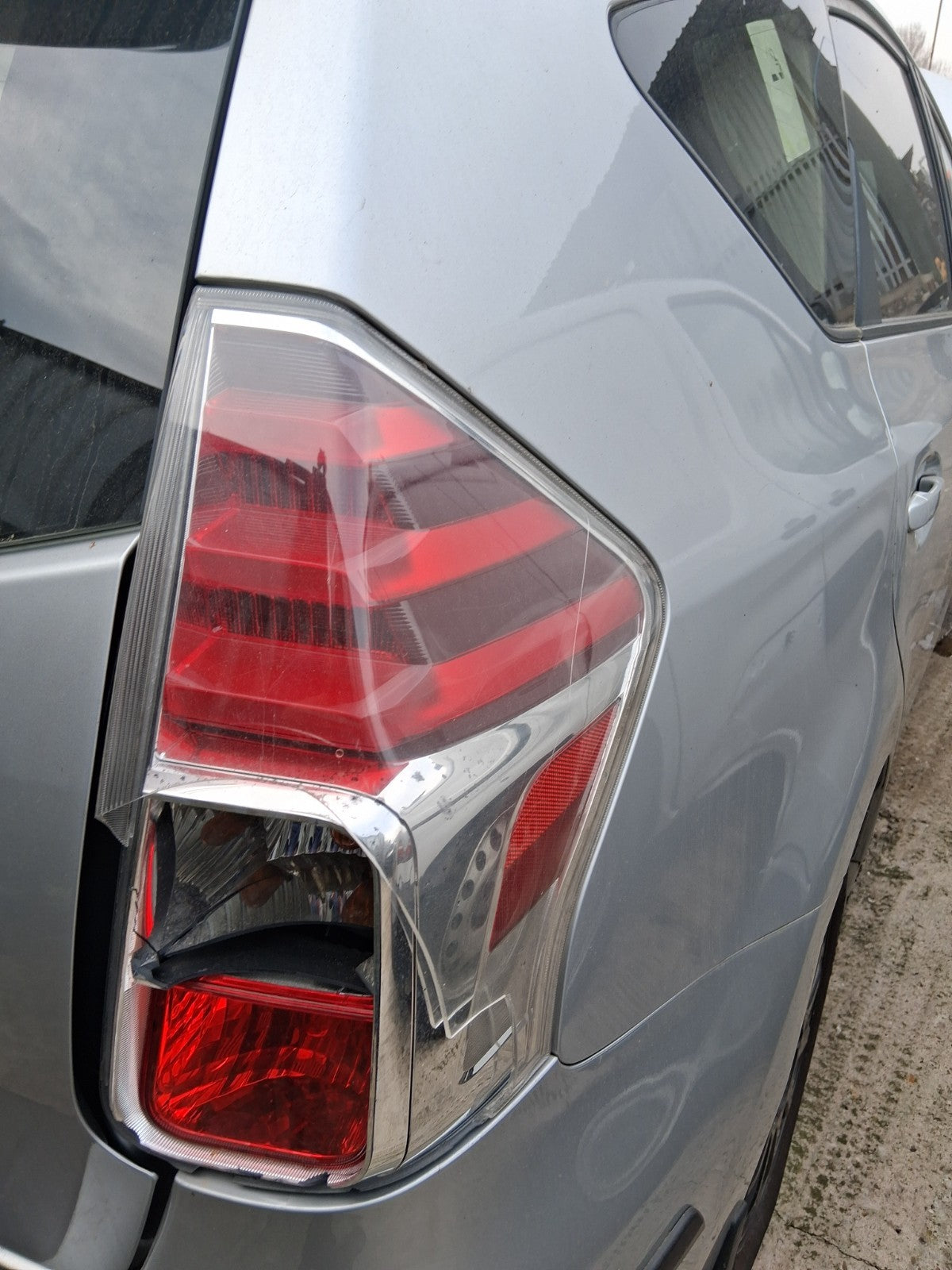 2018 TOYOTA PRIUS V PLUS XW40 OSR DRIVER SIDE REAR RIGHT TAIL LIGHT DAMAGED