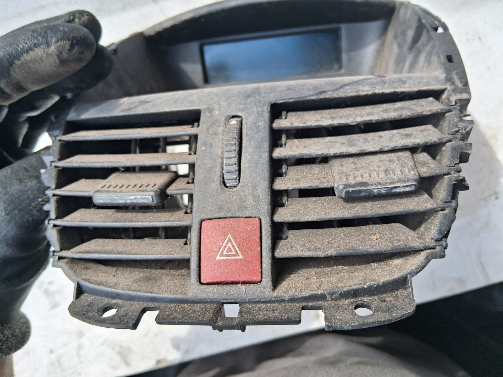 2010 PEUGEOT 207 FRONT DASH BOTH AIR VENTS WITH HAZARD SWITCH 96724726ZD