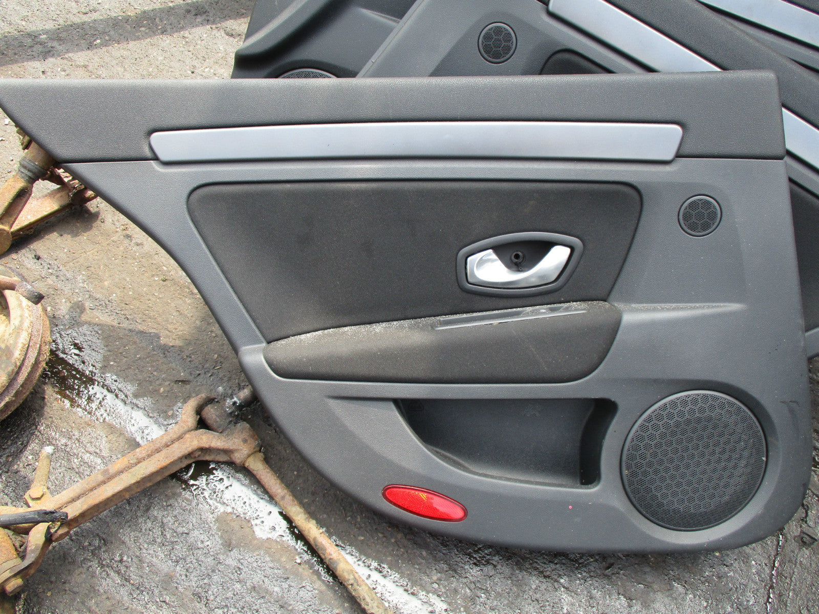 RENAULT LAGUNA MK3 2008 NSR PASSENGER SIDE REAR PLASTIC DOOR CARD PANEL
