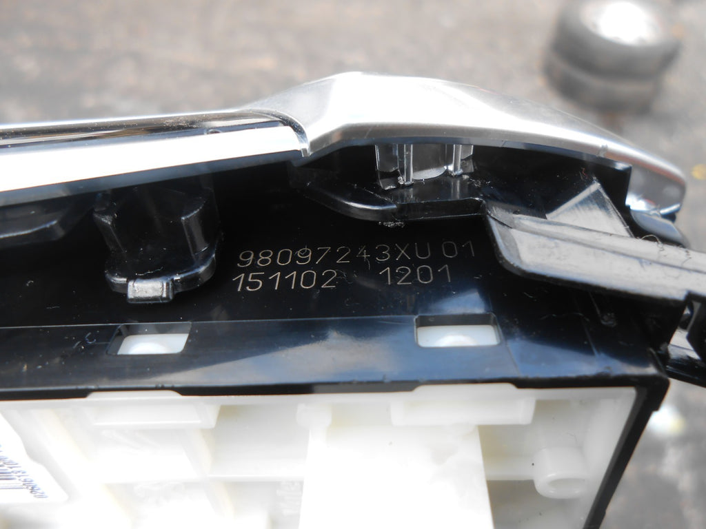 PEUGEOT 2008 2016 SAT NAV DISPLAY SCREEN TRIM & CONTROLS GLOSS BLACK 98097243XU