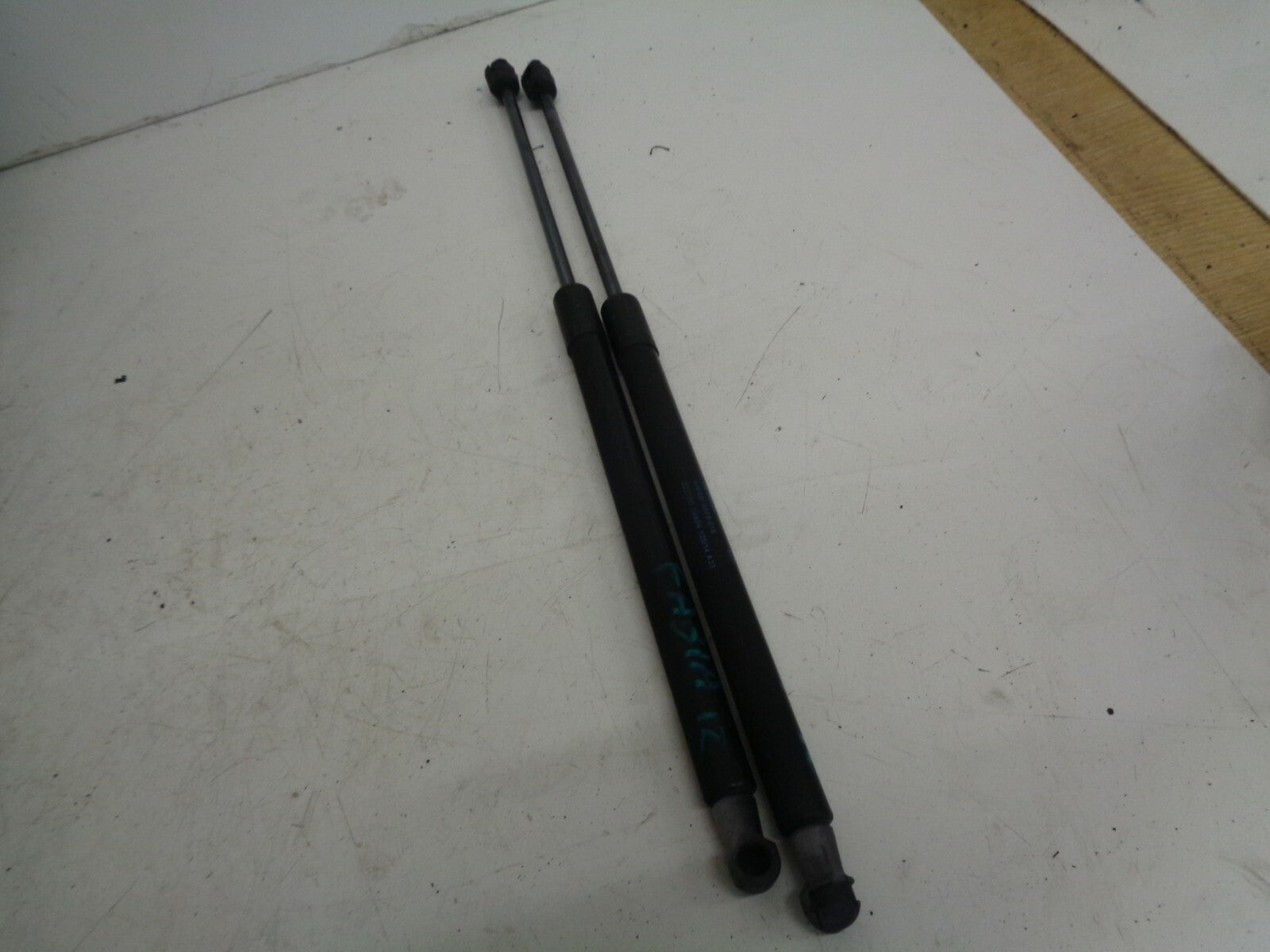 SKODA FABIA 2007-2014 TAILGATE SUPPORT STRUTS 5J6827550B01S