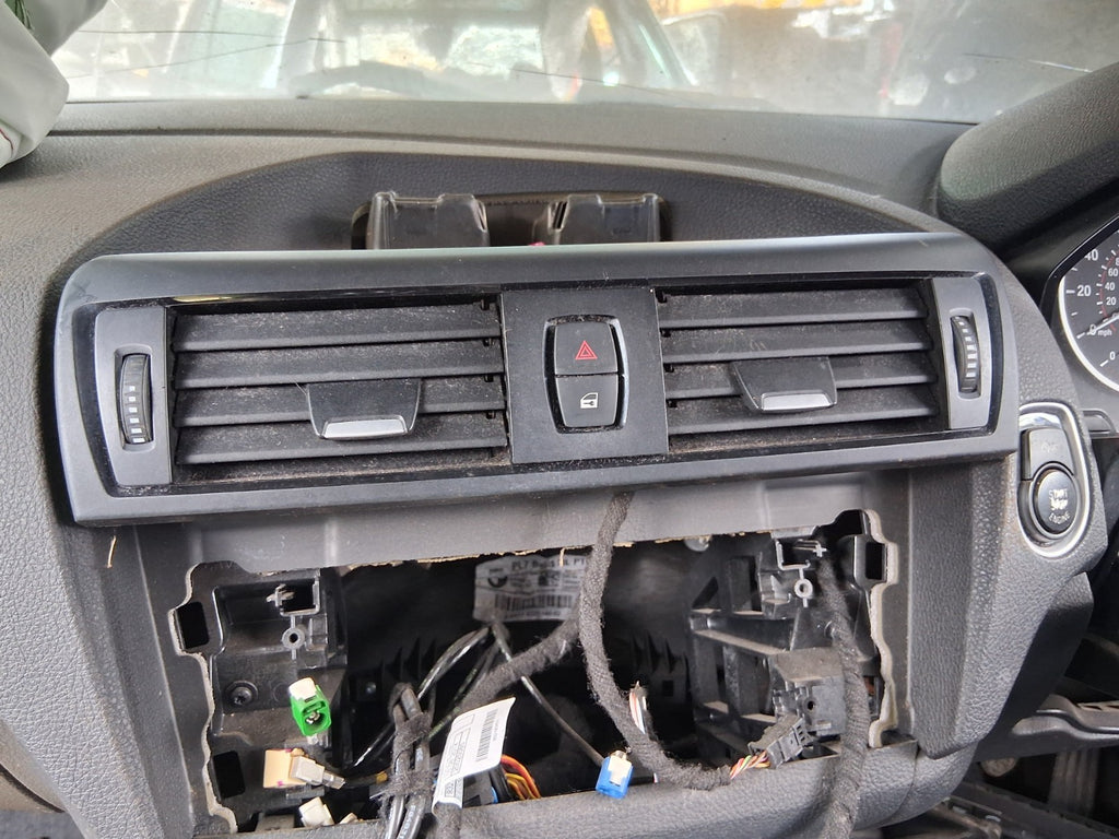 2014 BMW 1 SERIES F20 3 DOOR FRONT DASHBOARD CENTRE AIR VENT WITH HAZARD SWITCH