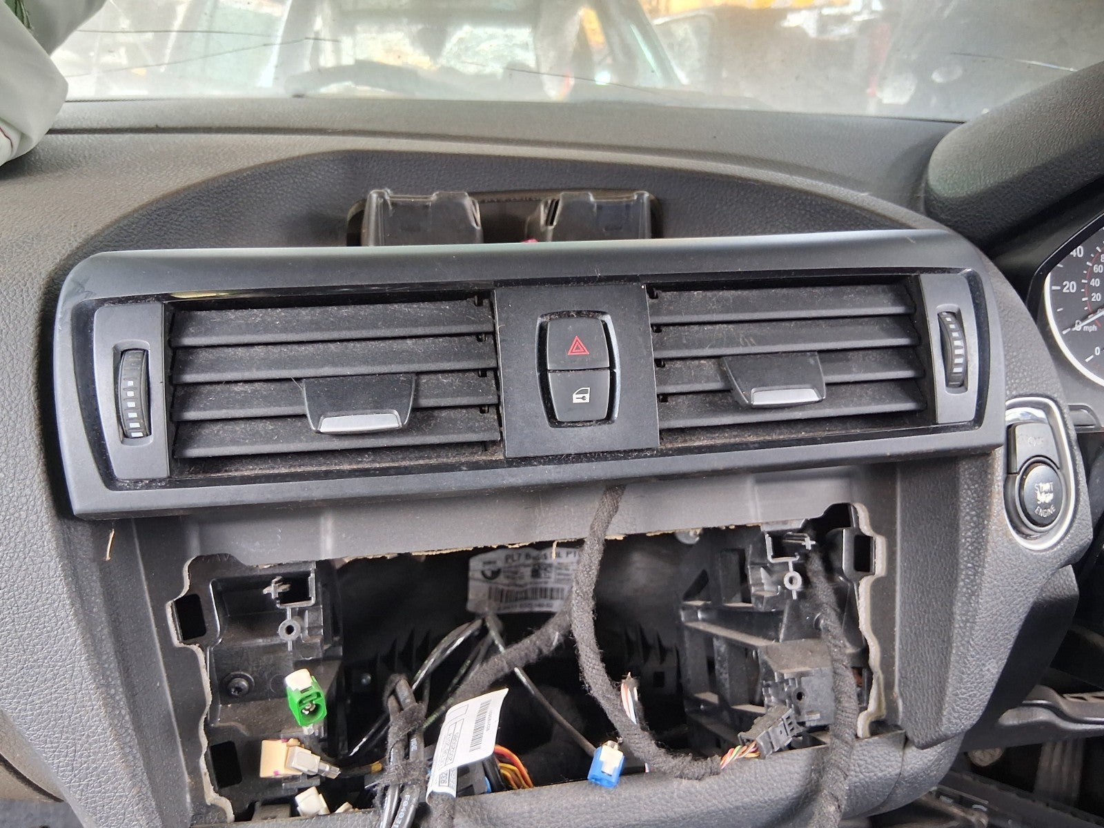 2014 BMW 1 SERIES F20 3 DOOR FRONT DASHBOARD CENTRE AIR VENT WITH HAZARD SWITCH